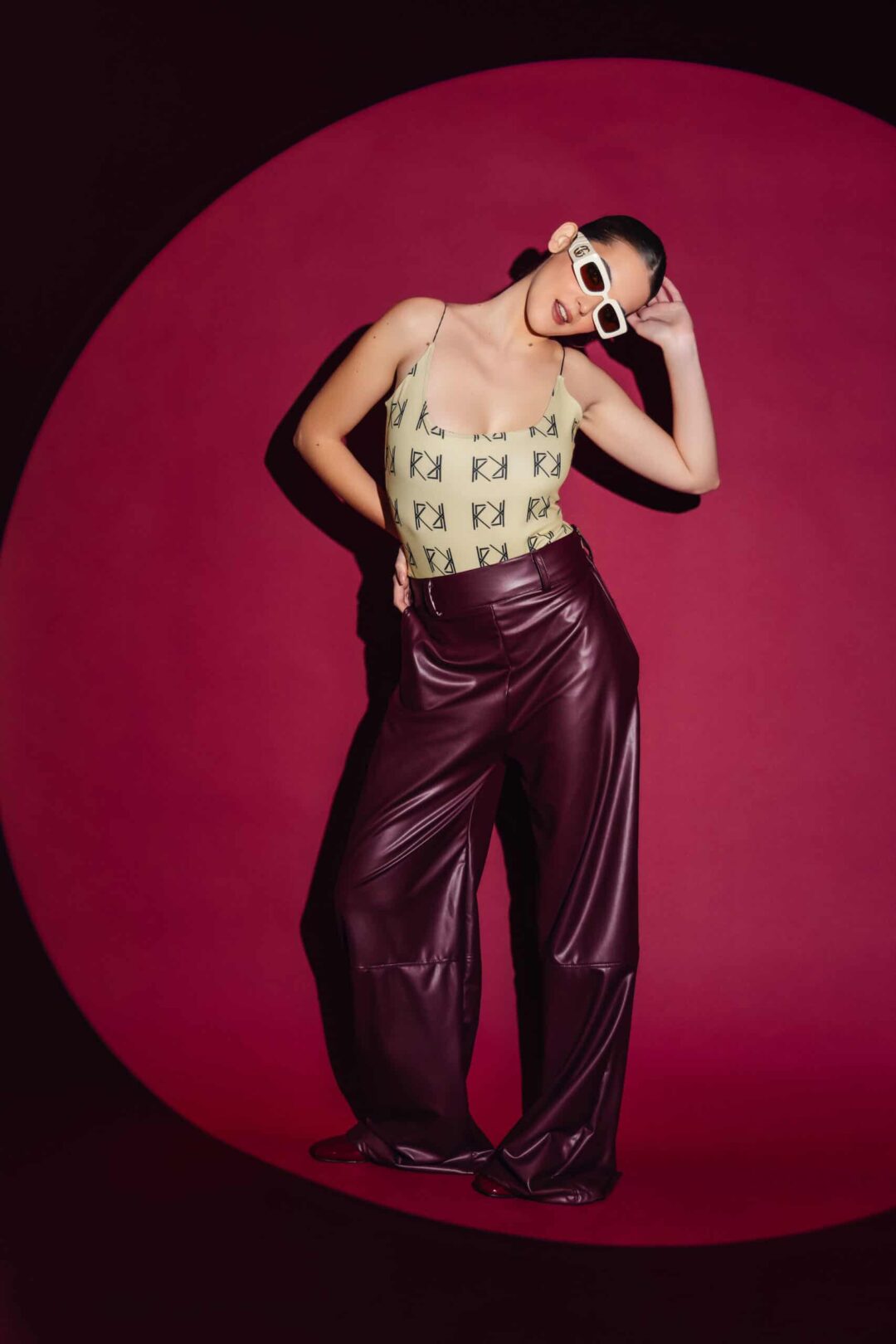 Κορμάκι μπέζ τιράντα με το μονόγραμμα της εταιρείας μας .