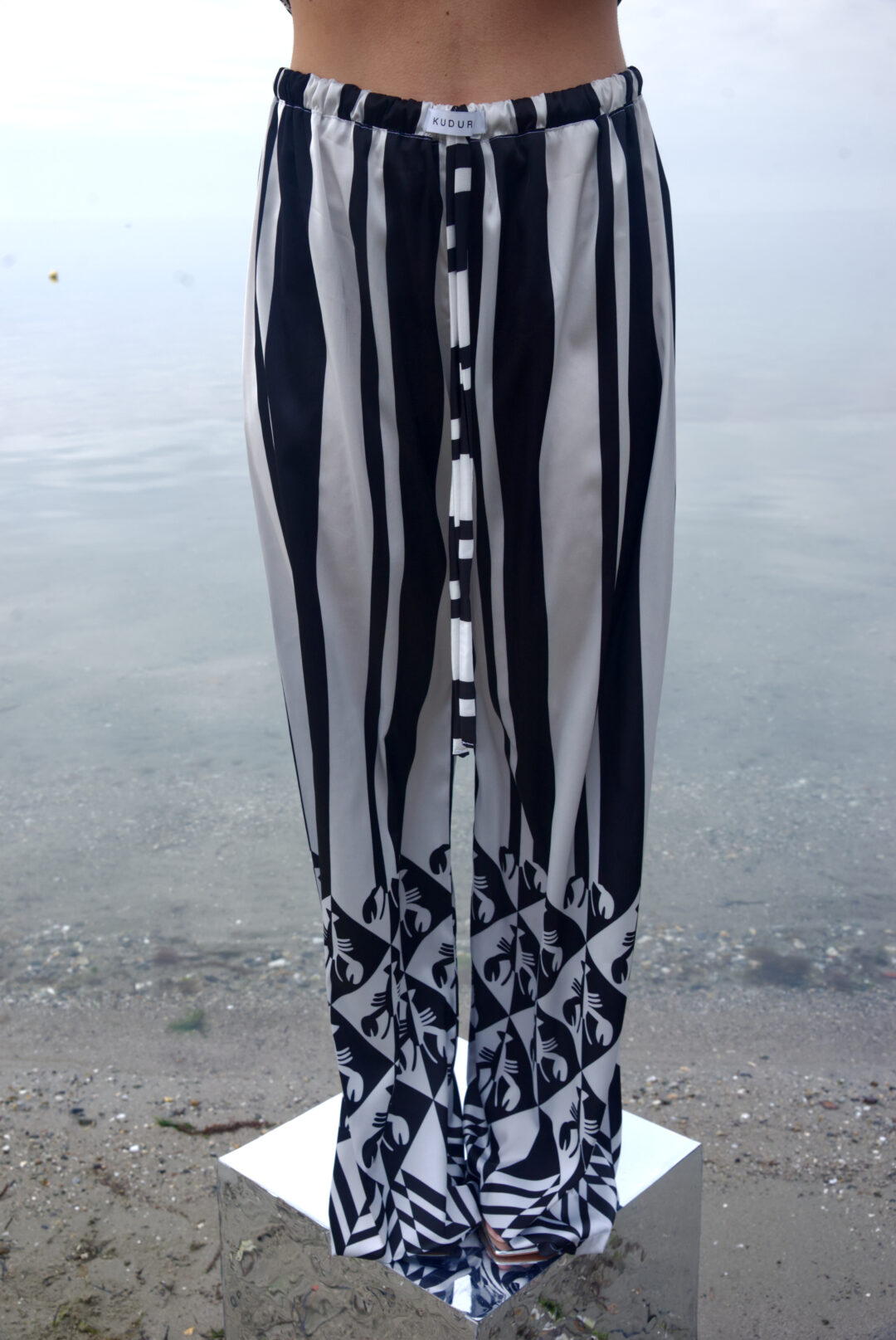 Παντελόνα σατέν print αστακός black&white .