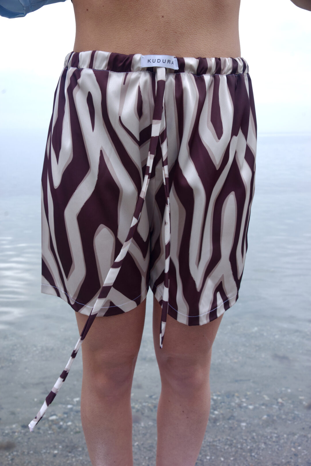 Σορτς σατέν print με γεωμετρικά σχέδια brown .