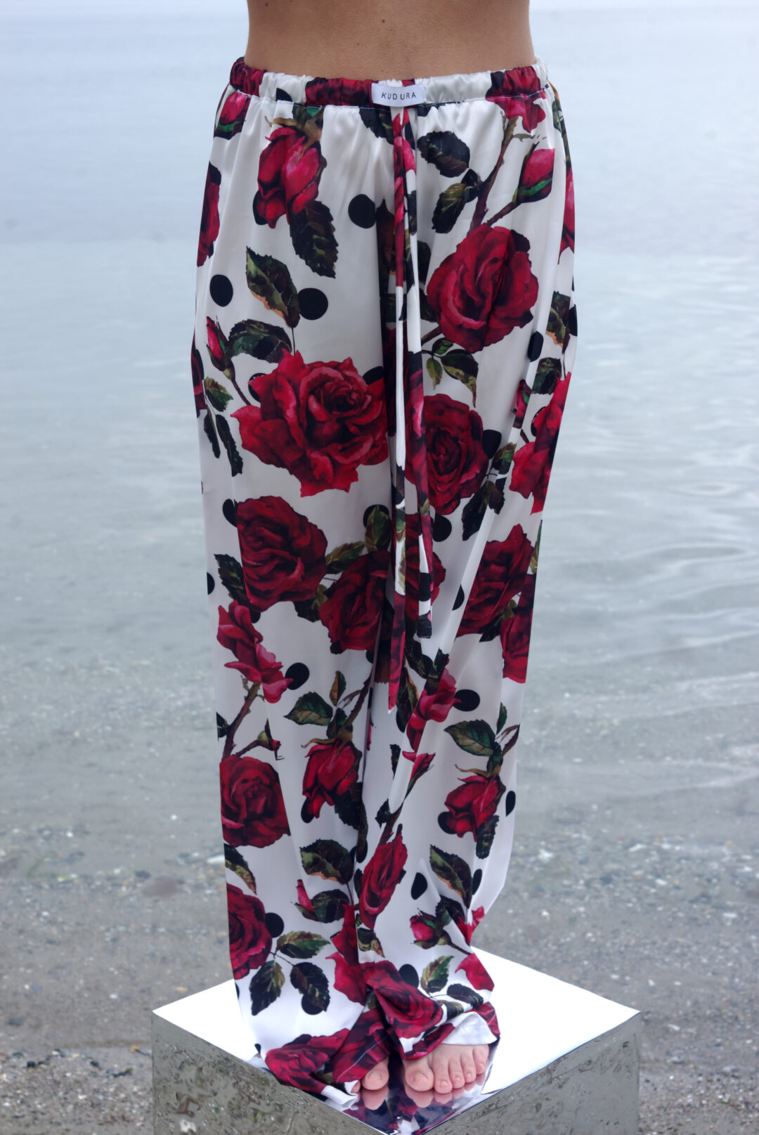 Παντελόνα σατέν print πουά floral .