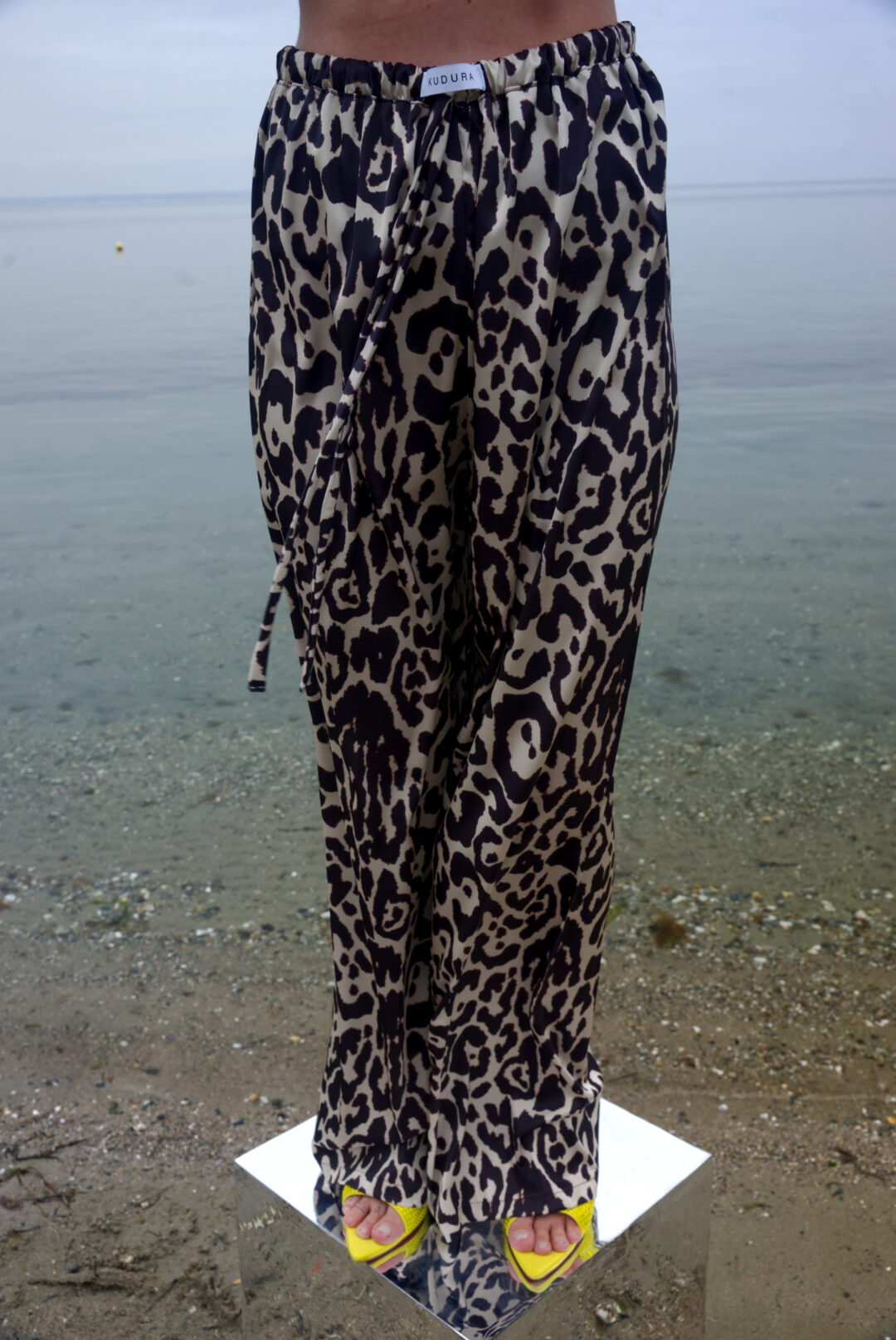Παντελόνα σατέν print leopard .