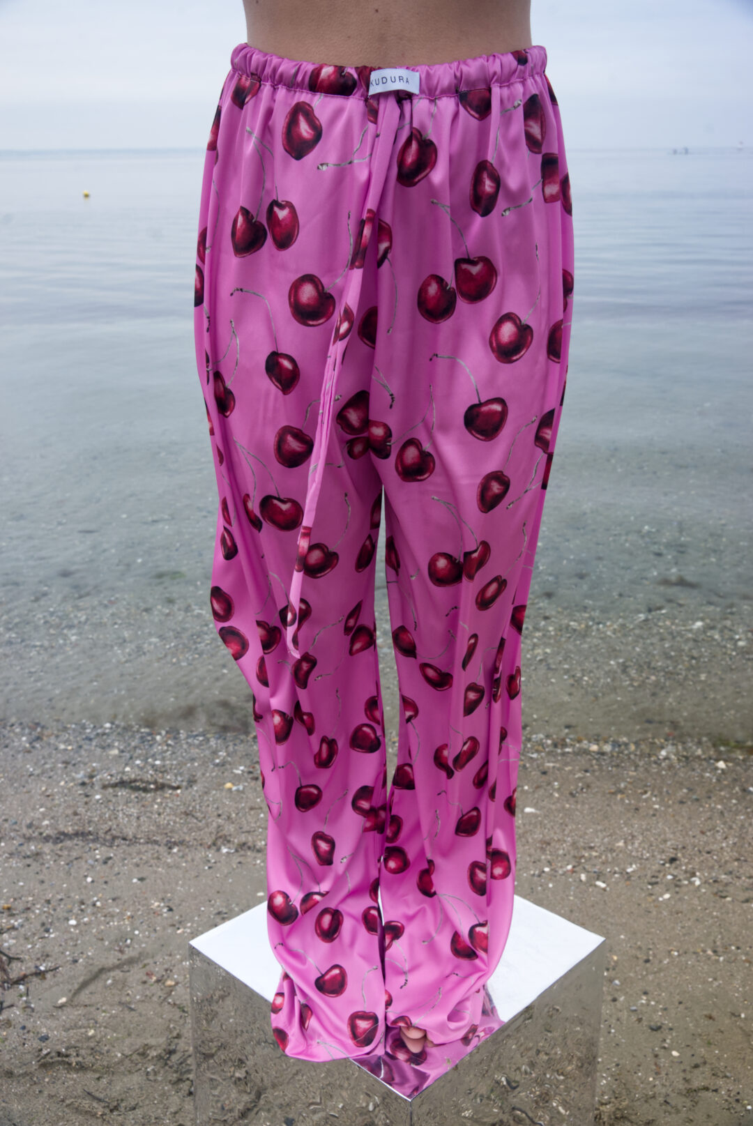 Παντελόνα σατέν print κερασάκια .